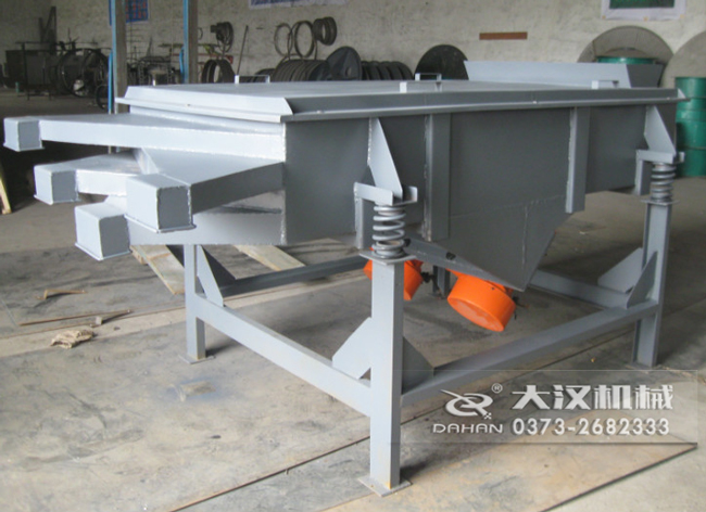  525型直線振動篩采用碳鋼材質(zhì)，有四個出料口可同時篩出5種不同的物料等級。