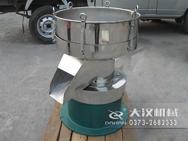 涂料振動篩由：框體，振動斗，出料口，振動電機底座等部件組成