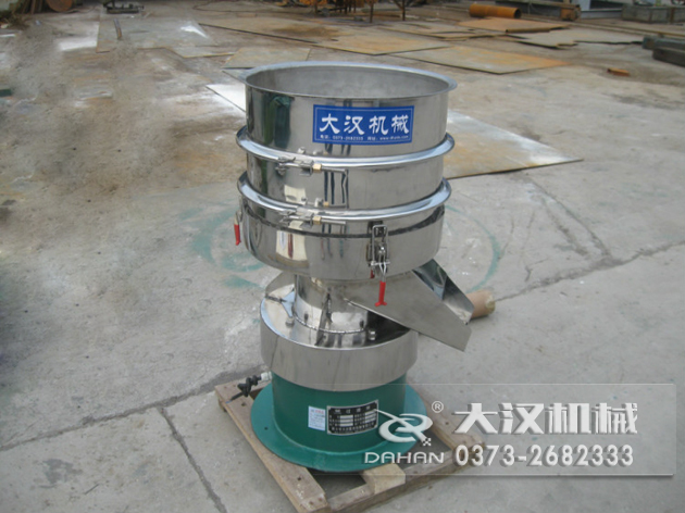 涂料過濾振動篩：利用振動電機的振動力帶動物料在篩網(wǎng)上進行篩分，從而利用篩網(wǎng)孔徑的大小不同，完成涂料的分級，除雜等篩分目的。