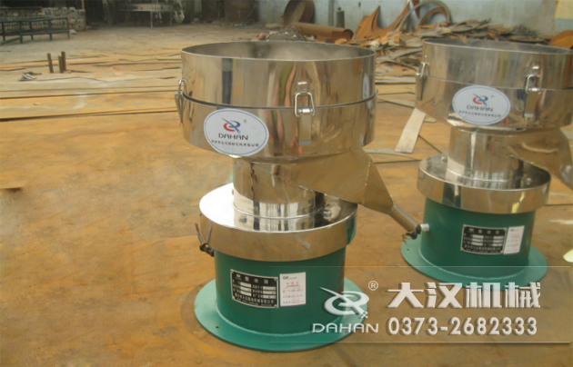 涂料振動篩底部為碳鋼材質，上半部分與無聊接觸的為不銹鋼材質，這種產(chǎn)品能夠在成本上有所節(jié)約。