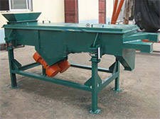 碳鋼加裝料斗的雙層直線振動篩。