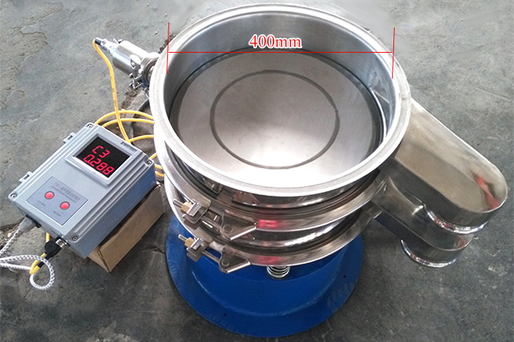 小型振動(dòng)篩采用彈跳球?yàn)榍寰W(wǎng)裝置，清網(wǎng)效果好。