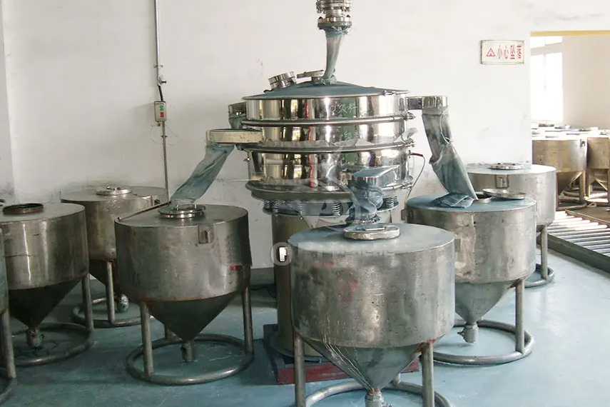 振蕩篩主要特點(diǎn)：換網(wǎng)容易，全封閉模式粉末不飛揚(yáng)，可連續(xù)作業(yè)