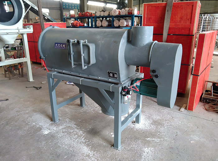 氣流篩采用碳鋼材質(zhì)的外殼，臥式的篩網(wǎng)利用風(fēng)力與物料的離心力對(duì)物料進(jìn)行篩分。產(chǎn)量高，效果好。