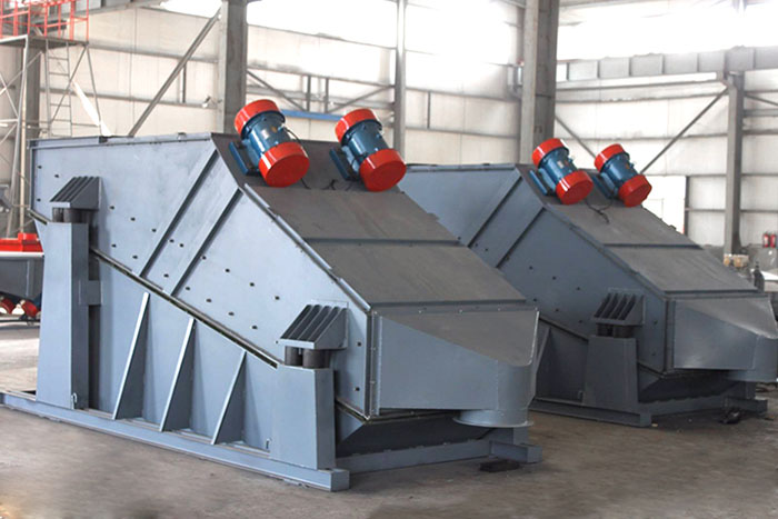 ZSG礦用振動篩采用雙電機振動，電機位置安裝在頂部，便于更好的傳遞振動力。