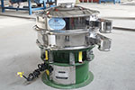 600型三次元振動篩，產量可達500kg/h。