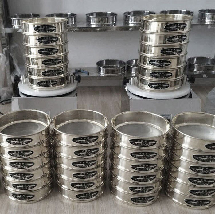 試驗篩采用SUS403不生銹材質(zhì)，篩框壁厚0.6mm經(jīng)久耐用不變形，可耐400°高溫，可用于無機，有機溶液。