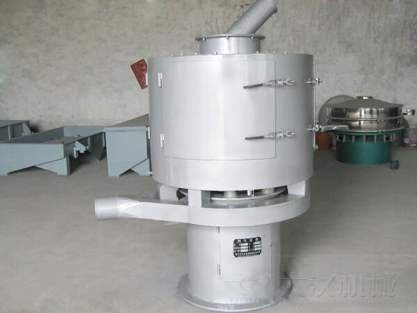 氣流篩與其它普通振動篩不同的是其采用的是立式篩網(wǎng)，篩分主要動力來自風(fēng)機(jī)的吹動帶動物料撲向篩網(wǎng)，從而完成篩分目的。